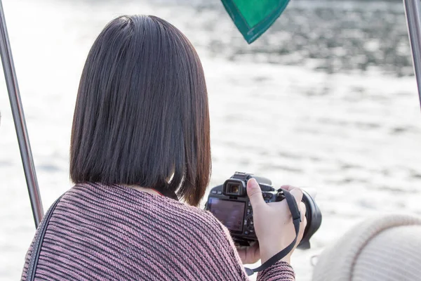 Mujer Tomando Foto Del Fotógrafo Mar — Foto de Stock