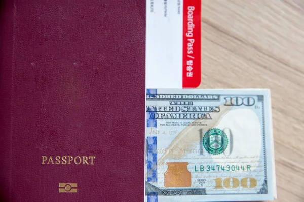 Паспорт Деньгами Фоне Американского Флага — стоковое фото