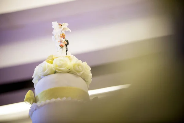 有花的结婚蛋糕 — 图库照片