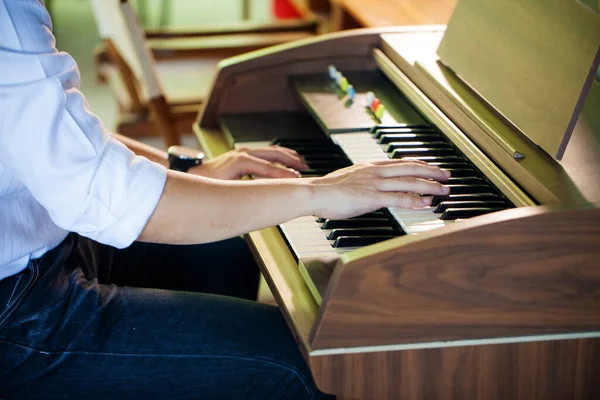 Nahaufnahme Einer Klavierspielenden Weiblichen Hand — Stockfoto