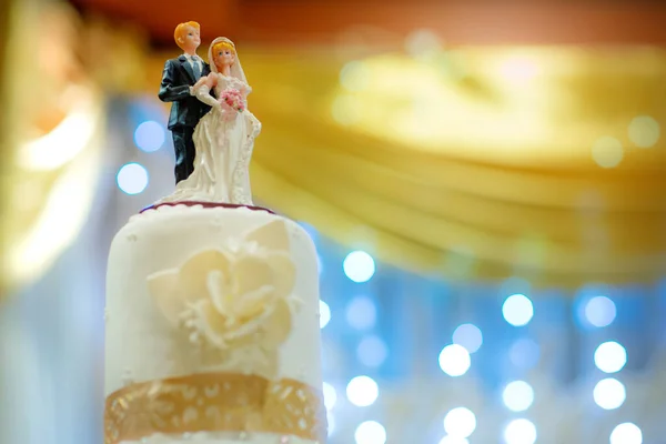 Bröllopstårta Med Vita Blommor — Stockfoto