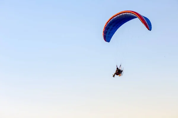 Paraglider Flyr Himmelen – stockfoto