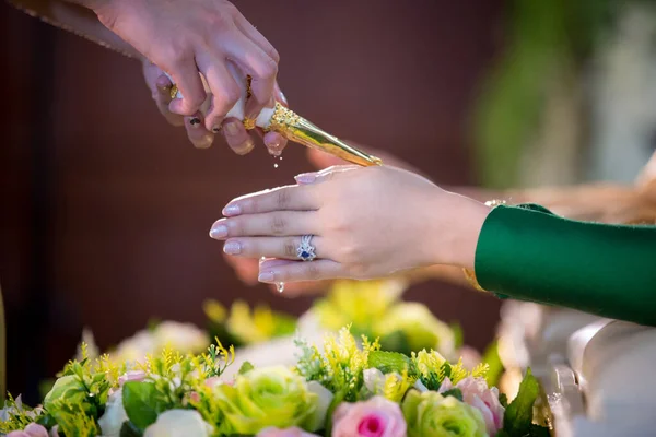 Eheringe Und Ein Blumenstrauß — Stockfoto