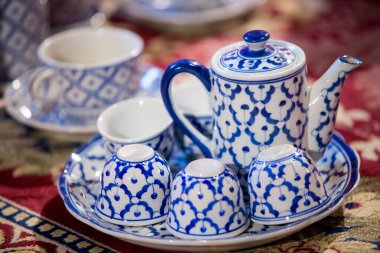 Çay seti masanın üstünde.