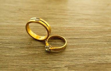 ahşap bir zemin üzerine altın yüzük