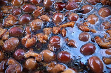 Lezzetli taze kestanelere yakın çekim