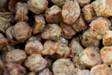 Susamlı kızarmış tavuk kanadı.