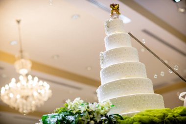 Çiçekli ve mumlu düğün pastası