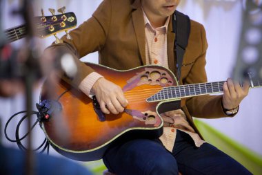 Parkta gitar çalan adam.