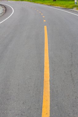 Beyaz çizgili olan asfalt yol