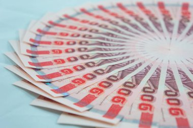 Kırmızı ve beyaz para banknotlarını kapat