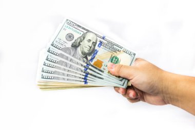 Beyaz arka planda izole edilmiş çeşitli para birimlerinden oluşan 100 dolarlık banknotlar. Çeşitli Amerikan banknotlarına yakın çekim. Amerikan doları masaya saçıldı. para birimi dollor para birimi.