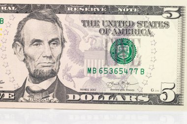 Beyaz arka planda izole edilmiş çeşitli para birimlerinden oluşan 100 dolarlık banknotlar. Çeşitli Amerikan banknotlarına yakın çekim. Amerikan doları masaya saçıldı. para birimi dollor para birimi.