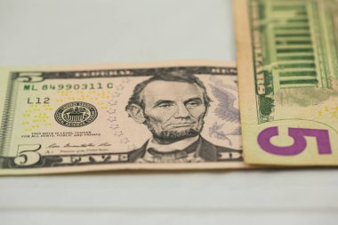 Beyaz arka planda izole edilmiş çeşitli para birimlerinden oluşan 100 dolarlık banknotlar. Çeşitli Amerikan banknotlarına yakın çekim. Amerikan doları masaya saçıldı. para birimi dollor para birimi.