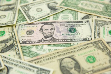 Beyaz arka planda izole edilmiş çeşitli para birimlerinden oluşan 100 dolarlık banknotlar. Çeşitli Amerikan banknotlarına yakın çekim. Amerikan doları masaya saçıldı. para birimi dollor para birimi.