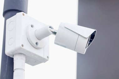 Çevrimiçi güvenlik kameraları güvenlik sistemi evin dışında. Bulanık bir gece şehri manzarası. Modern mobese kameraları gerçek zamanlı. Güvenli yaşam ya da varlık için ekipman sistemi hizmeti.