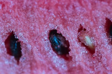 Siyah bir arka planda donmuş kırmızı ve sarı bir buzun makro çekimi.