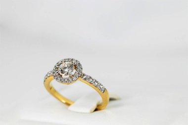 Beyaz arkaplanda altın elmas