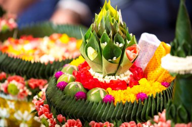 Tayland düğün töreninde düğün fiyatına odaklan, altın kolye, Tayland banknotu ve alyans. Asya Düğün Gelenekleri. arkaplan için resim, boşluk ve nesneleri kopyala.