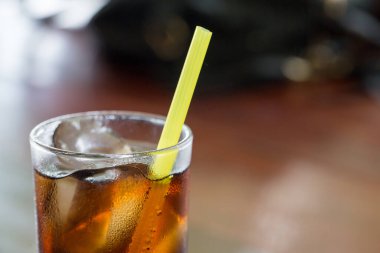 Bir bardak buzlu kola ve kompozisyonda fotokopi alanı. Buzlu soda bardağı. Tazeleyelim. Ezilmiş buzlu kola ve beyaz arka planda bardakta saman..