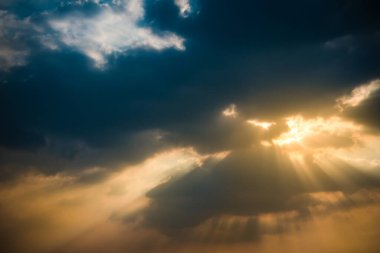 Alacakaranlık gökyüzü arka planı. Renkli günbatımı gökyüzü ve bulut. Alacakaranlık zaman arkaplanındaki canlı gökyüzü. Ateşli turuncu günbatımı gökyüzü. Güzel