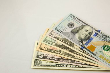 Para Amerikan yüz dolarlık banknotlar. Beyaz arka planda izole edilmiş çeşitli para birimleri yığını. Çeşitli Amerikan banknotları. Amerikan doları masaya saçıldı. Amerikan para birimi. dollor para birimi.