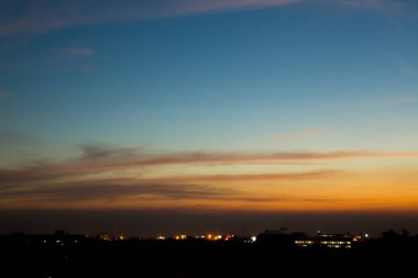 Alacakaranlık gökyüzü arka planı. Gün batımı gökyüzü ve bulut. Alacakaranlık zaman arkaplanındaki renkli gökyüzü. Bangkok Tayland 'da güzel şehir manzarası günbatımı. Ateşli turuncu günbatımı gökyüzü. Güzel gökyüzü.
