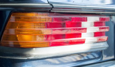 Efsanevi ve ikonik arka lamba. Eski model arabanın arka lambası. Eski model bir arabanın arka lambasını yakın çekim. Mavi klasik arabanın arkasını yakın plan. Retro arabanın arka planı Eski bir arabanın ayrıntıları