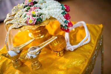 Kültürel düğün töreni için Thai düğün aksesuarı, gelin ve damat için lüks sandalye, kaidesi ve diğerleri için altın tepsi. Düğün nesneleri için resim, kopyalama alanı ve reklam.