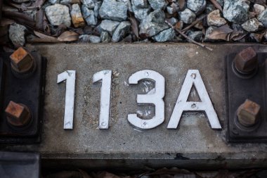 Demiryolu kravatı. Kırsal kesimdeki tren rayları için güzel bir bakış açısı..