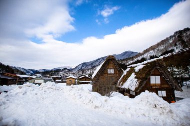 Shirakawa-go ve Gokayama 'nın tarihi köyleri, Japonya, günbatımı manzarası. Shirakawa-go / Japonya' da kış. Dünya Mirası Bölgesi, Shirakawago ve Gokayama 'da geleneksel stil kulübeleri..