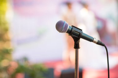 Konser salonundaki ya da konferans salonundaki mikrofon arka plan için yumuşak ve bulanık. Mikrofon konferans salonunun ya da seminer salonunun bulanık fotoğrafı üzerinde..