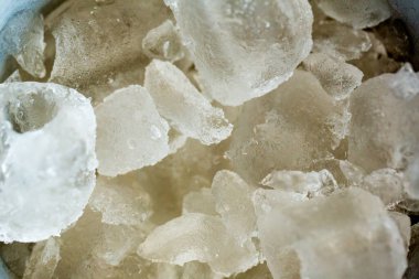 Beyaz arkaplanda izole edilmiş taze buz küpleri.