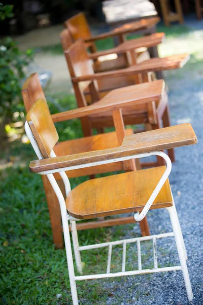 Leere Stühle Und Tische Auf Der Straße — Stockfoto