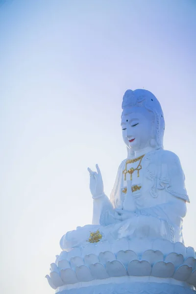 Красива Біла Статуя Будди Храмі — стокове фото