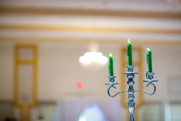 Hermosas Velas Sobre Mesa — Foto de Stock