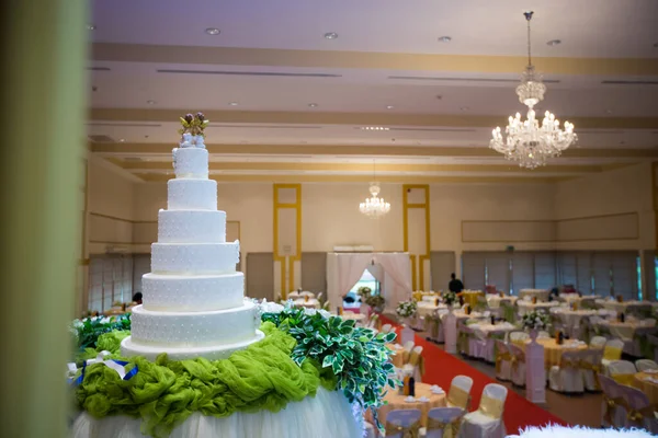 Wedding Cake Flowers Candles — Stock Photo, Image