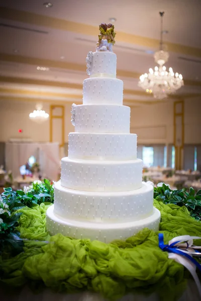 Beyaz Çiçekli Düğün Pastası — Stok fotoğraf