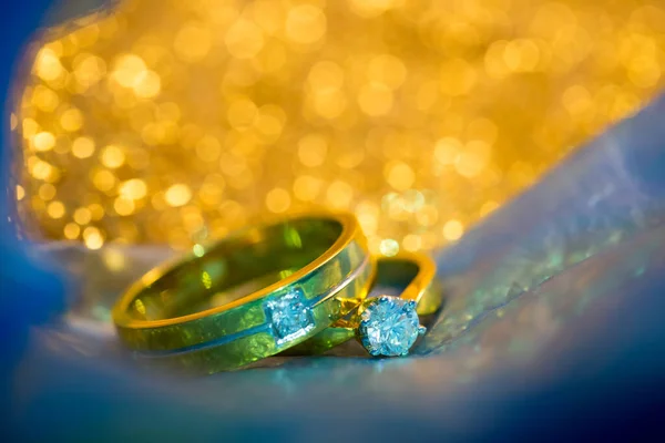 Gold Ring Diamonds Blue Background — Fotografia de Stock