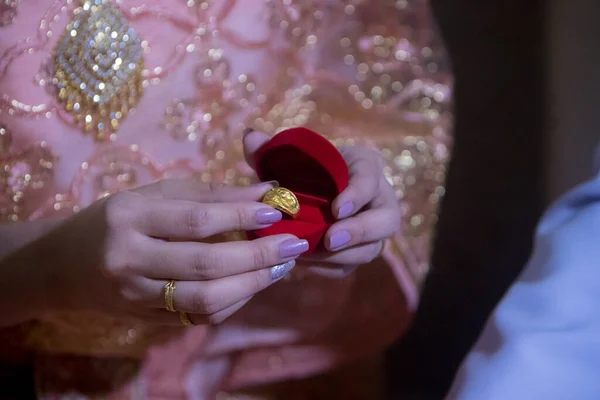 Anéis Casamento Nas Mãos Noiva — Fotografia de Stock