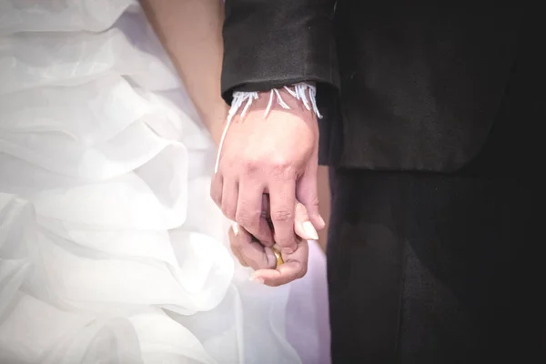 Обручальные Кольца Жених Невеста — стоковое фото