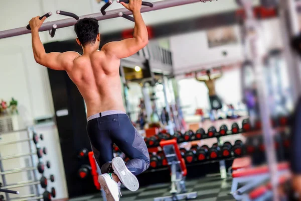 Man Aan Het Trainen Met Zijn Biceps Fitness Training — Stockfoto