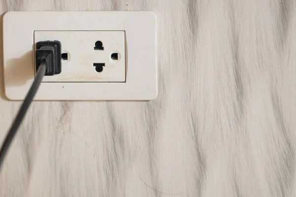 木制底座上的白色电源插座 — 图库照片