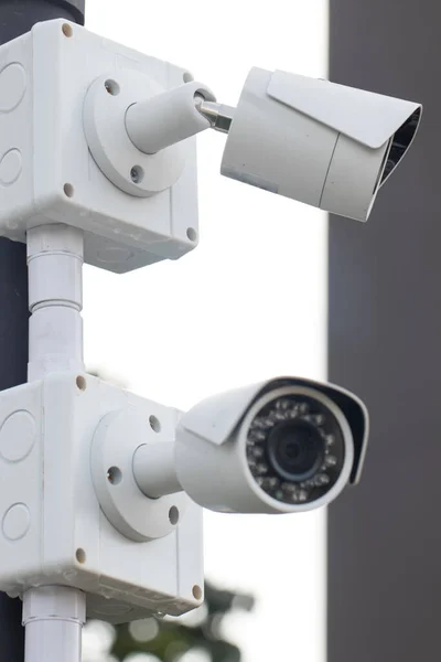 オンラインセキュリティCctvカメラ監視システム家の屋外 ぼやけた夜の街の風景の背景 リアルタイム壁に近代的なCctvカメラ 安全生活用設備サービス又は資産 — ストック写真