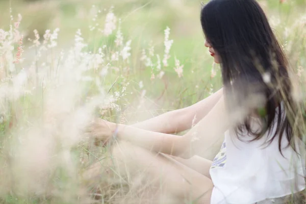 Joven Hermosa Chica Sentada Hierba Parque Con Una Flor Sus —  Fotos de Stock