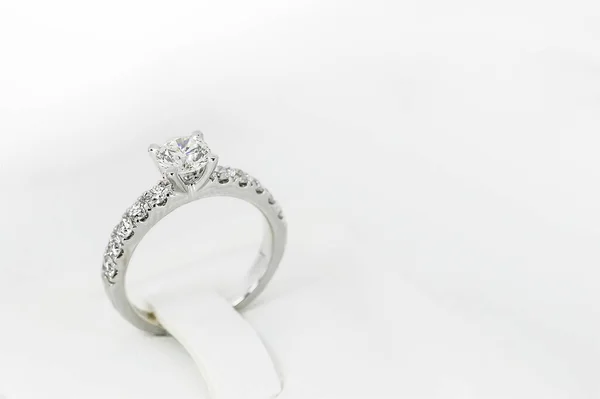 Beyaz Arkaplanda Altın Mücevher Yüzüğü — Stok fotoğraf