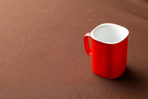 Taza Café Rojo Sobre Fondo Mesa —  Fotos de Stock