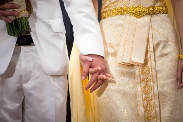 Man Vrouw Die Elkaars Hand Vasthouden Tijdens Huwelijksceremonie Hand Hand — Stockfoto
