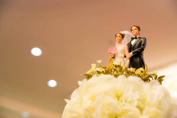 結婚式のケーキの上の新郎新婦の人形 — ストック写真