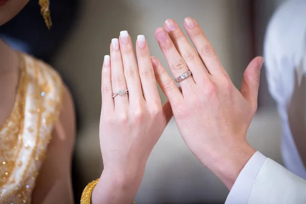 Jong Getrouwd Paar Hand Hand Show Trouwring Ceremonie Trouwdag Zachte — Stockfoto